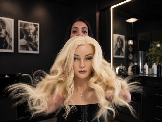 Professionista dell'hairstyling che osserva e analizza la struttura dei capelli prima di realizzare un'acconciatura.