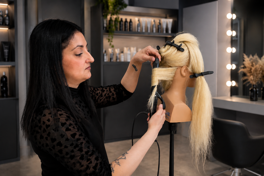 Acconciatura semplice e naturale realizzata con tecnica e precisione da una hairstylist professionista.