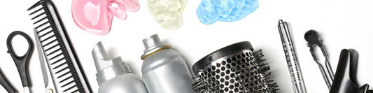 Applicazione di prodotti fissanti per mantenere le onde create con il ferro senza appesantire i capelli.