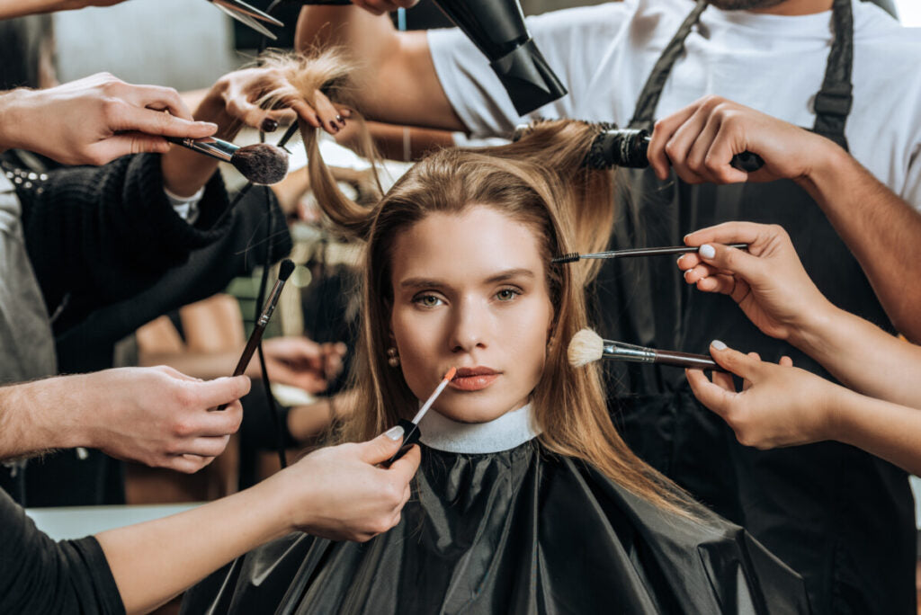 Video corso di acconciatura online con tecnica professionale di hairstyling.