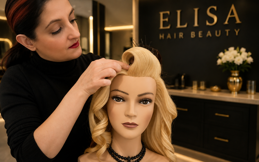 Acconciatura professionale con onde morbide realizzata con tecnica hairstyling.
