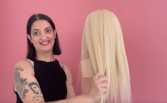 Capelli lisci effetto seta luminosi e disciplinati con tecnica professionale.