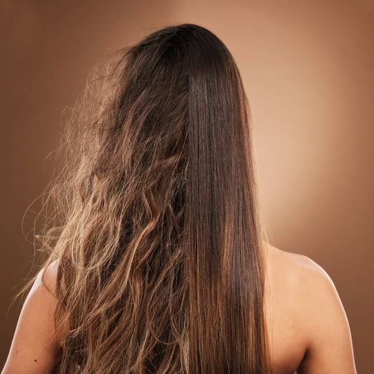 Preparazione dei capelli prima dello styling con ferro per controllare il crespo.