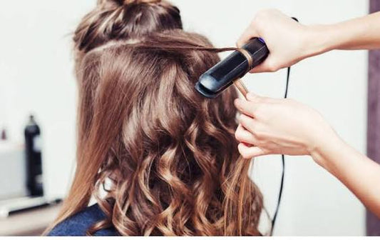 Onde realizzate con ferro arricciacapelli e piastra per capelli.