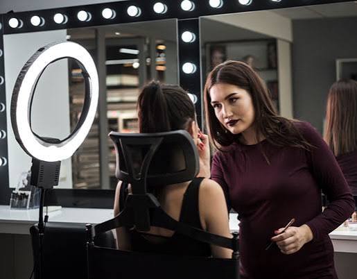 Backstage di un’acconciatura professionale durante la preparazione dei capelli.