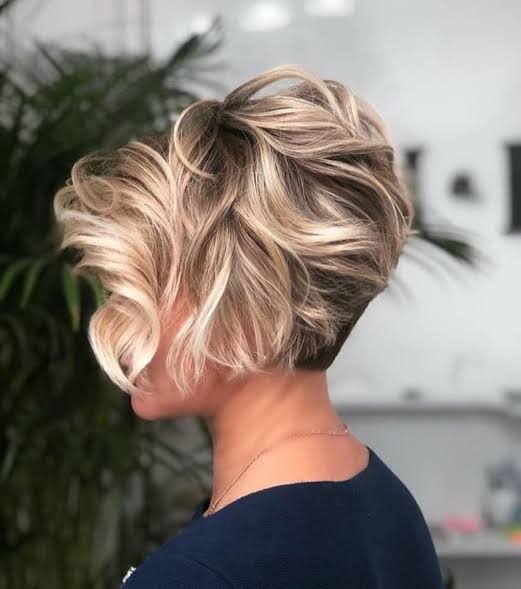 Onde con ferro su capelli corti, esempio di styling elegante e naturale.