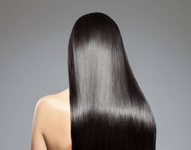 Donna con capelli lisci e luminosi realizzati con la piastra.