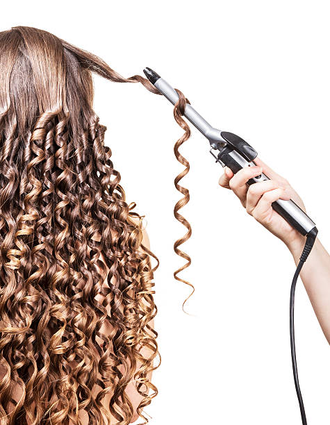 Ferro arricciacapelli e piastra per capelli utilizzati per creare onde e ricci.