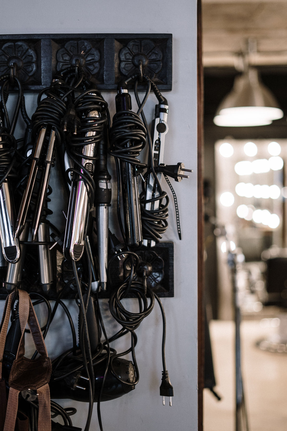 Styling professionale dei capelli con ferro e piastra per creare onde e un liscio perfetto.