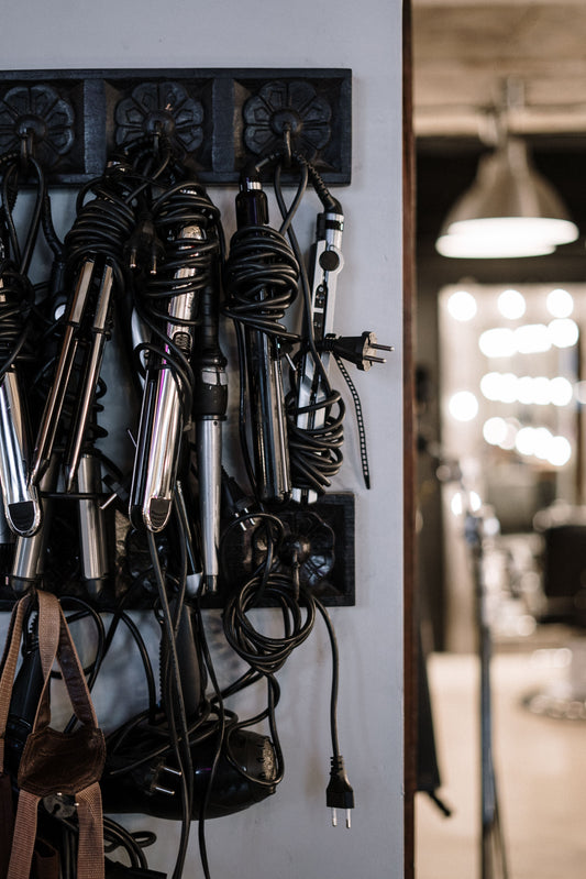 Styling professionale dei capelli con ferro e piastra per creare onde e un liscio perfetto.