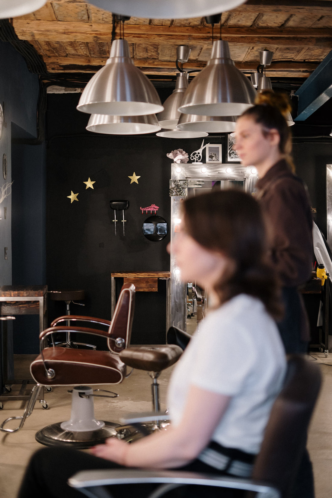 Professionista dell'acconciatura utilizza una piastra per creare un liscio perfetto e luminoso sui capelli.