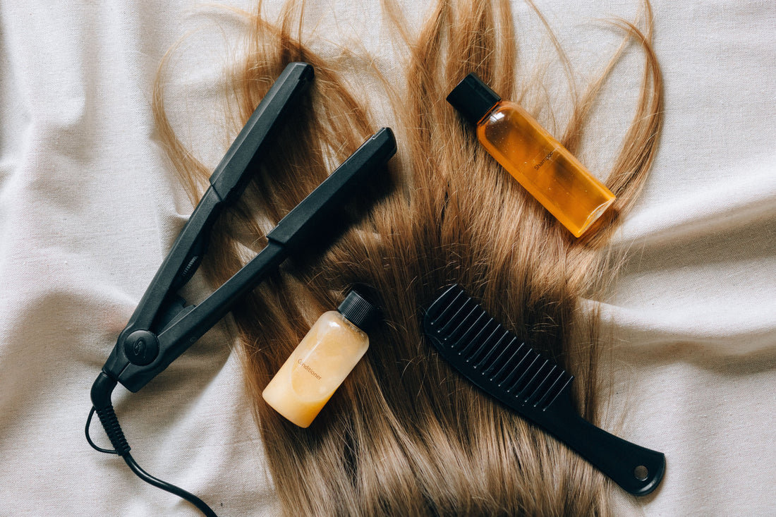 Confronto tra una piastra per capelli in titanio e una in ceramica utilizzate su diversi tipi di capelli per ottenere un liscio professionale.